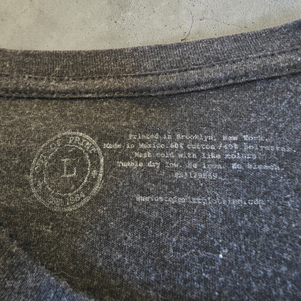 Neil Gaiman The Graveyard Book Graphic T-Shirt Mens Large Gray Out of Print Tee - Picture 6 of 10